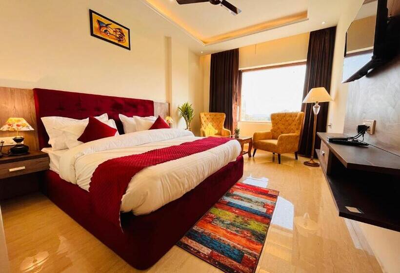 带大床的豪华间, Ganges Blossam   A Four Star Luxury Hotel & Resort
