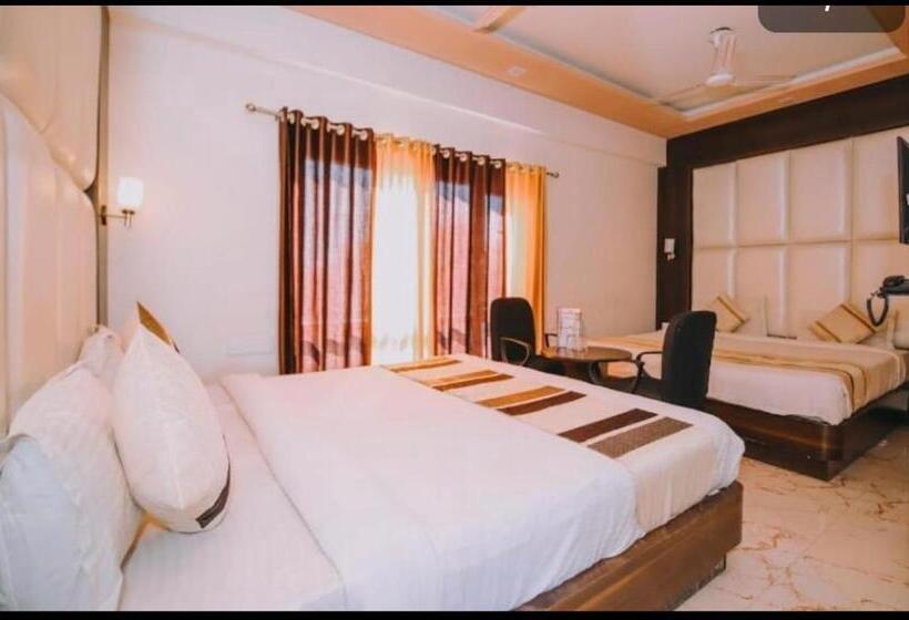 Quarto Triplo Basic, Mangal Residency Rooftop Pool