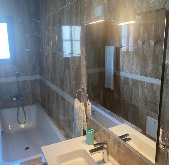 اتاق استاندارد با تخت بزرگ, The Landing Lodge Abidjan