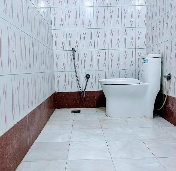 اتاق لوکس سه تخته, Pahuna Ghar