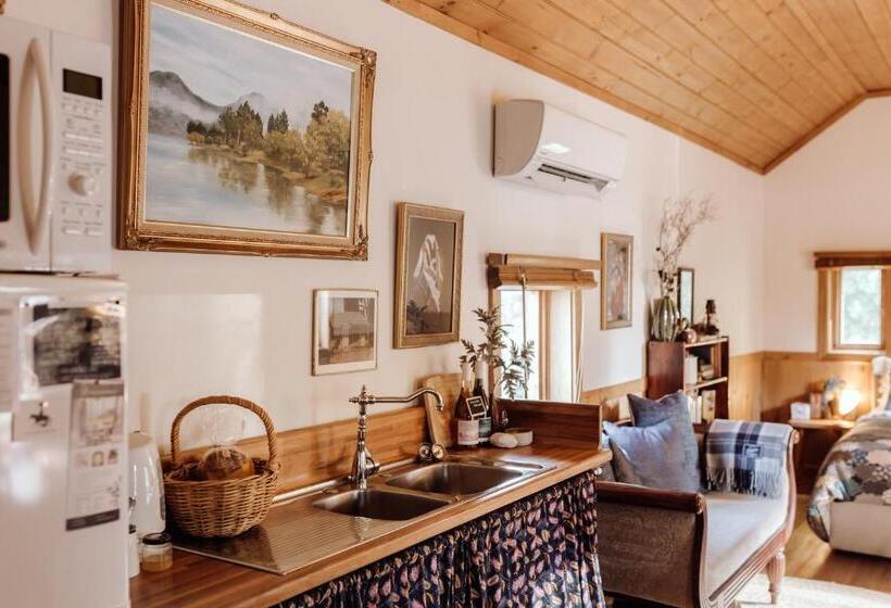 디럭스 룸, Hideaway Farmlet Romantic Cottage With Miniature Goats