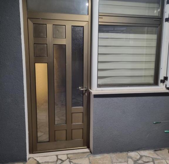 آپارتمان 1 خوابه, Apartmani Sutomore Tri Palme
