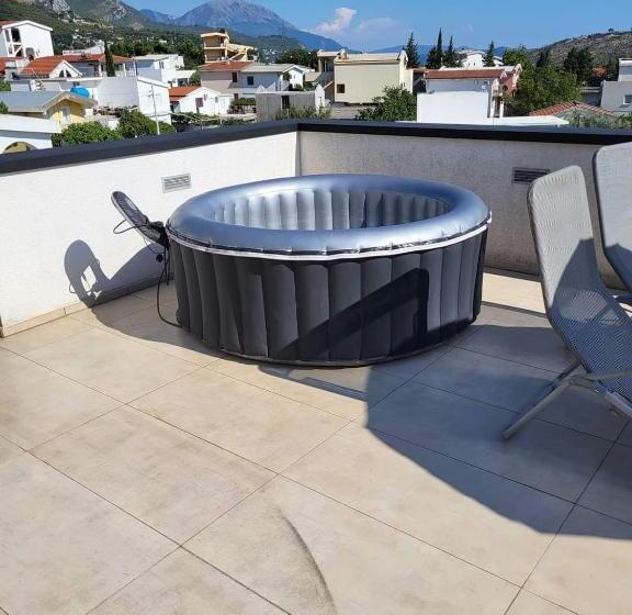 1 Bedroom Penthouse Apartment, Apartmani Sutomore Tri Palme