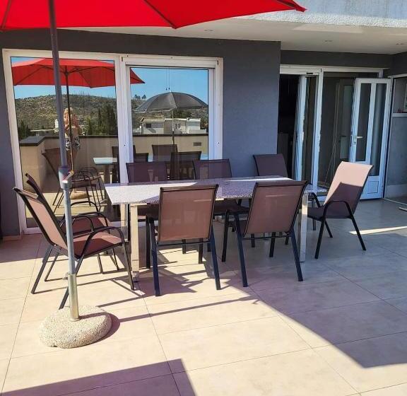 1 Bedroom Penthouse Apartment, Apartmani Sutomore Tri Palme