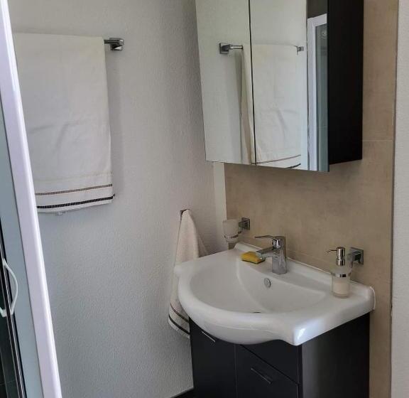 1 Bedroom Penthouse Apartment, Apartmani Sutomore Tri Palme