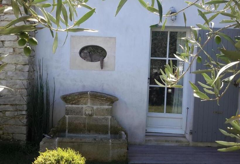 اتاق استاندارد با چشم‌انداز استخر, Les Jardins De Clerjotte