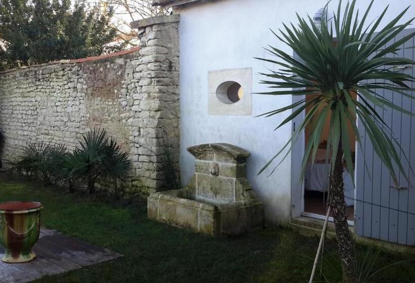 اتاق استاندارد با چشم‌انداز استخر, Les Jardins De Clerjotte