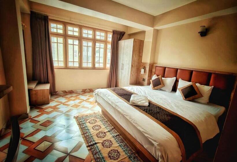اتاق لوکس سه تخته, Broz Nazom Retreat Gangtok