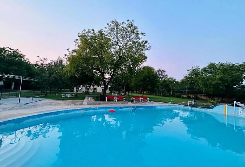 Вилла с 1 спальней и бассейном, Willow Wood Villa   Sohna Road Gurugram