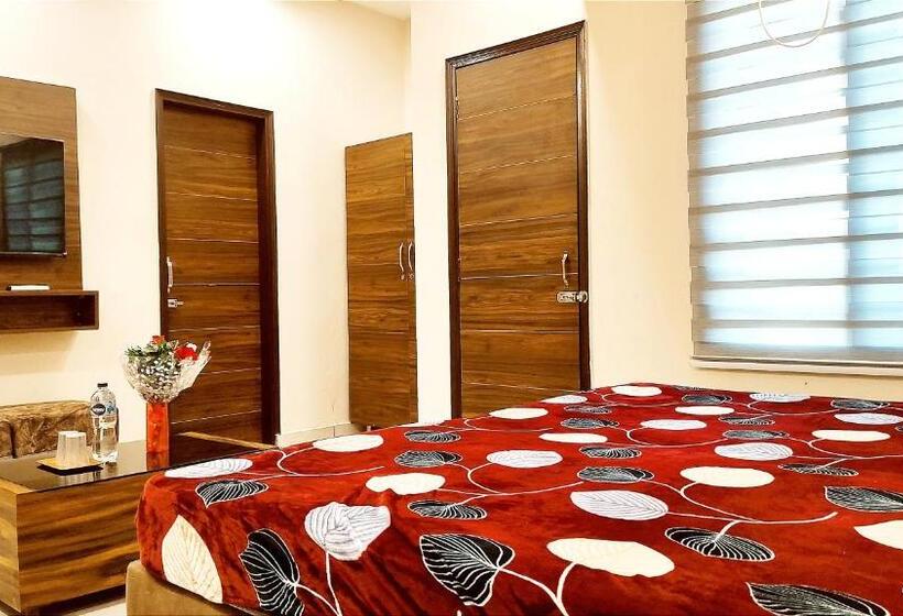 اتاق لوکس با تخت بزرگ, Motel Desire Suites    Studio Luxurys   Lpu Law Gate    Special For Families, Students, Couples, Cor