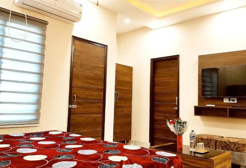 اتاق لوکس با تخت بزرگ, Motel Desire Suites    Studio Luxurys   Lpu Law Gate    Special For Families, Students, Couples, Cor