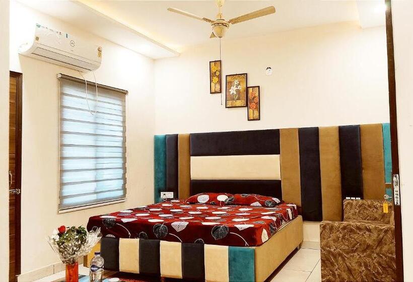 اتاق لوکس با تخت بزرگ, Motel Desire Suites    Studio Luxurys   Lpu Law Gate    Special For Families, Students, Couples, Cor