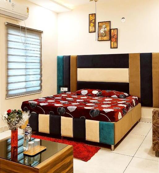 اتاق لوکس با تخت بزرگ, Motel Desire Suites    Studio Luxurys   Lpu Law Gate    Special For Families, Students, Couples, Cor