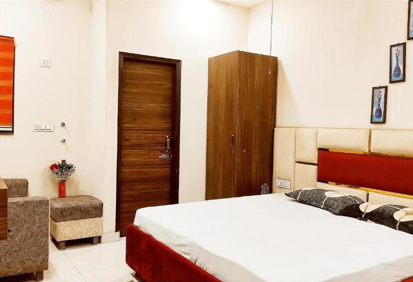 اتاق لوکس با تخت بزرگ, Motel Desire Suites    Studio Luxurys   Lpu Law Gate    Special For Families, Students, Couples, Cor