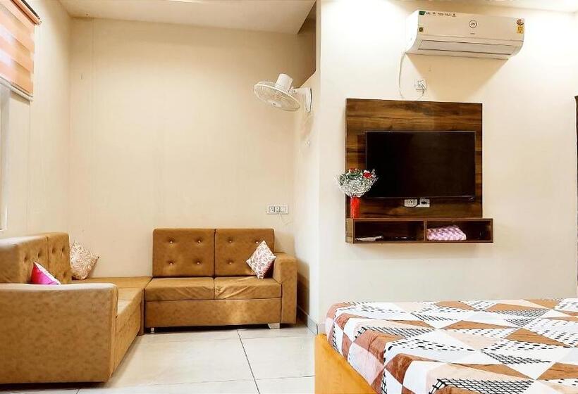 اتاق لوکس با تخت بزرگ, Motel Desire Suites    Studio Luxurys   Lpu Law Gate    Special For Families, Students, Couples, Cor