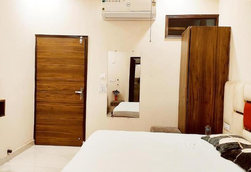 اتاق لوکس با تخت بزرگ, Motel Desire Suites    Studio Luxurys   Lpu Law Gate    Special For Families, Students, Couples, Cor