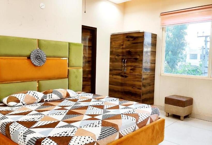 اتاق لوکس با تخت بزرگ, Motel Desire Suites    Studio Luxurys   Lpu Law Gate    Special For Families, Students, Couples, Cor