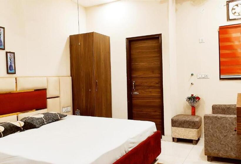 اتاق لوکس با تخت بزرگ, Motel Desire Suites    Studio Luxurys   Lpu Law Gate    Special For Families, Students, Couples, Cor