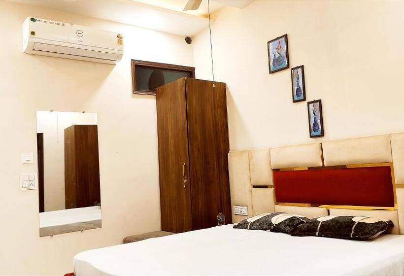 اتاق لوکس با تخت بزرگ, Motel Desire Suites    Studio Luxurys   Lpu Law Gate    Special For Families, Students, Couples, Cor