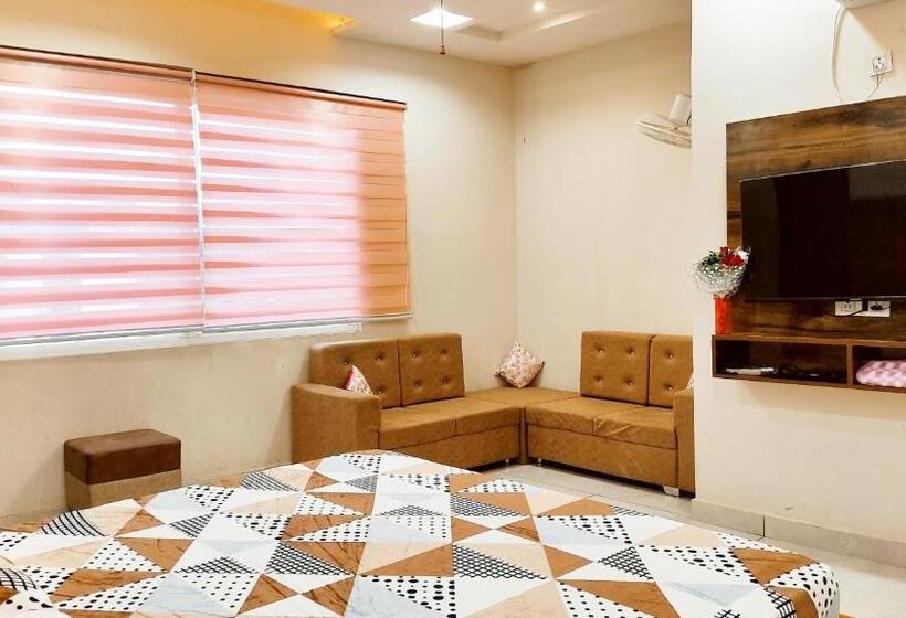 اتاق لوکس با تخت بزرگ, Motel Desire Suites    Studio Luxurys   Lpu Law Gate    Special For Families, Students, Couples, Cor