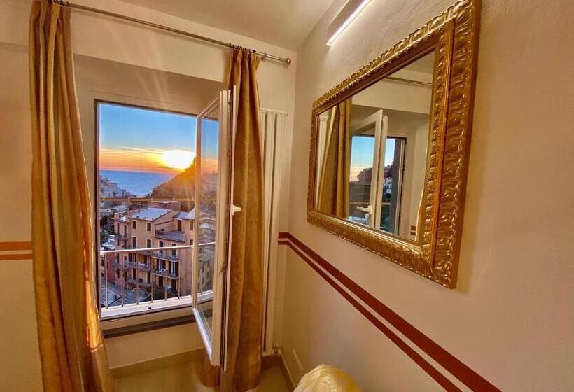 اتاق سه نفره سوپریور با چشم‌انداز دریا, The Manarola Main Plaza