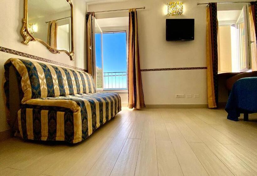 اتاق استاندارد چهار تخته با چشم‌انداز دریا, The Manarola Main Plaza