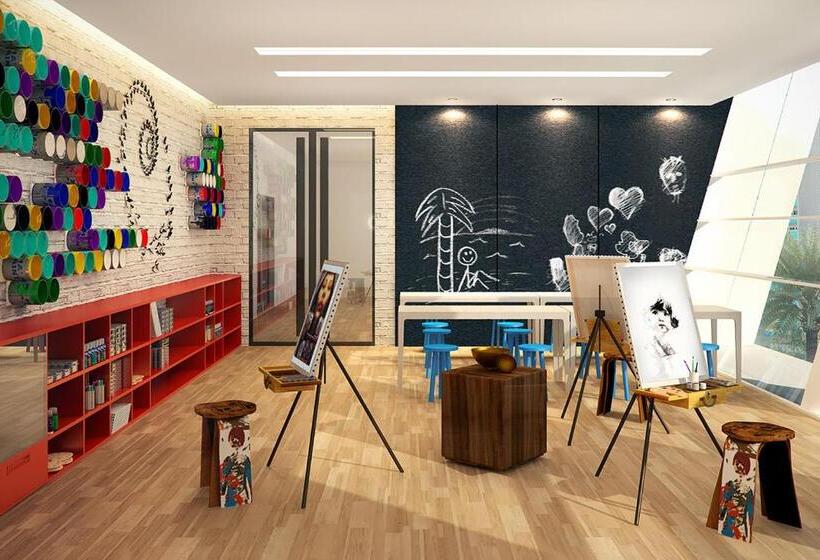 استودیوی لوکس, The Residences At Commonwealth By Century Properties