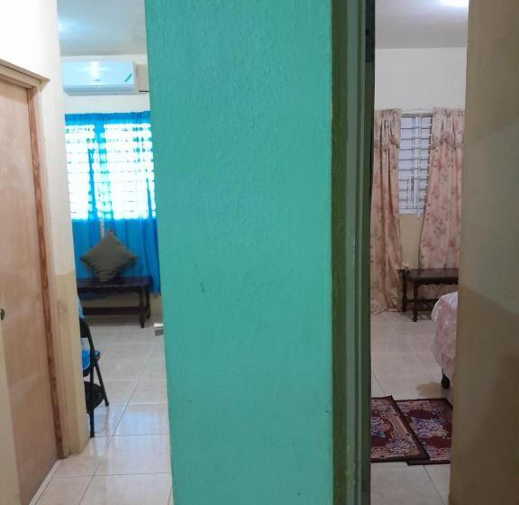 اتاق اکونومی, Mothersill B&b & More