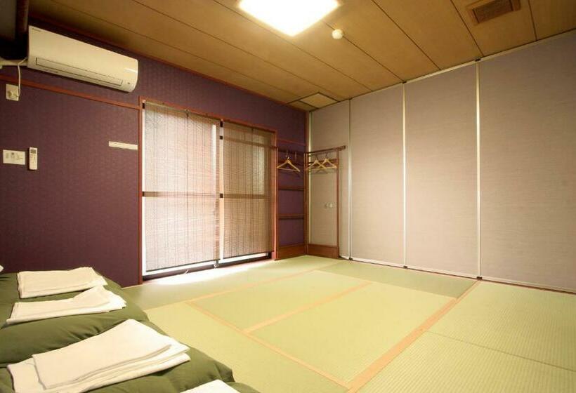 标准三人间共用浴室, Toyotaya Hostel