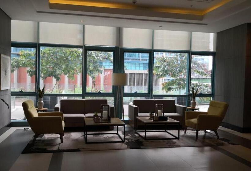 استودیو استاندارد با چشم‌انداز استخر, One Uptown Residence Bgc