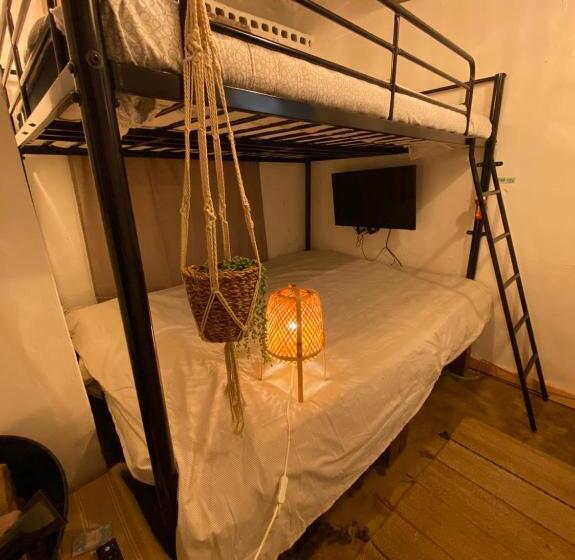 Economy Quadruple Room, Space Ara