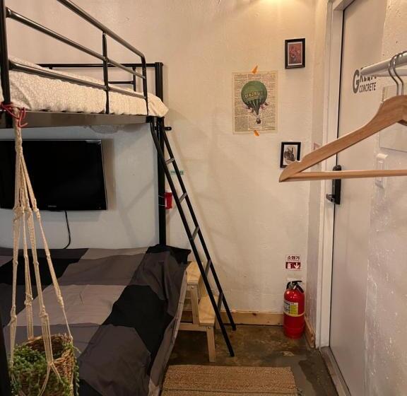 Economy Quadruple Room, Space Ara