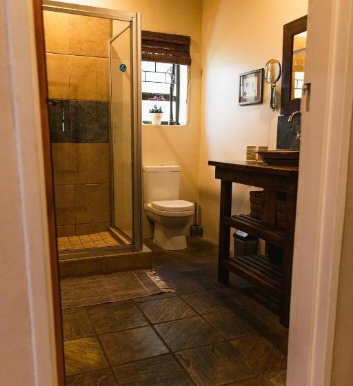 آپارتمان 1 خوابه با چشم‌انداز استخر, Khashamongo B & B