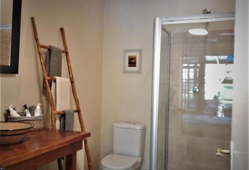 اتاق استاندارد با چشم‌انداز استخر, Khashamongo B & B