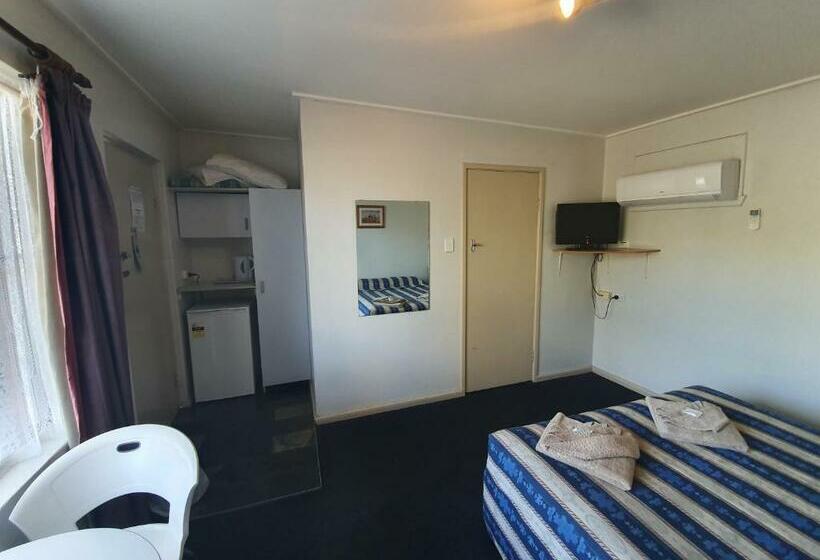 Номер Стандарт, Red Chief Motel