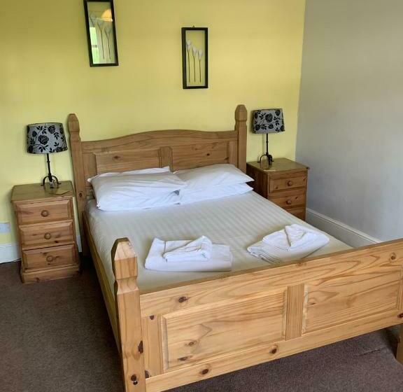 اتاق استاندارد چهار تخته, The Cromwell Arms Inn