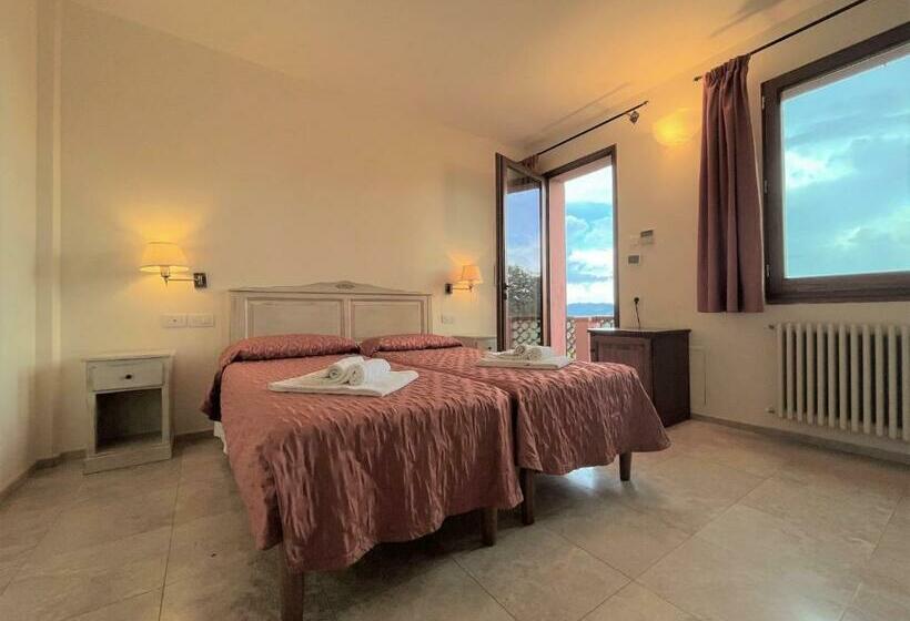 Номер Стандарт, Relais Santa Genoveffa