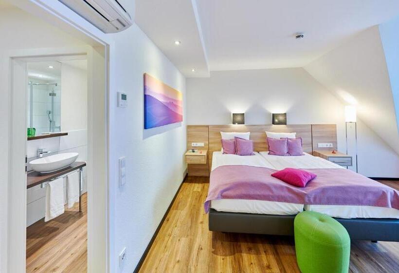 חדר דלוקס יחיד, Das Crass