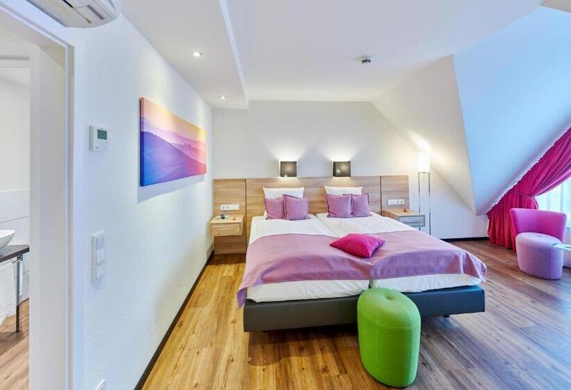 חדר דלוקס יחיד, Das Crass