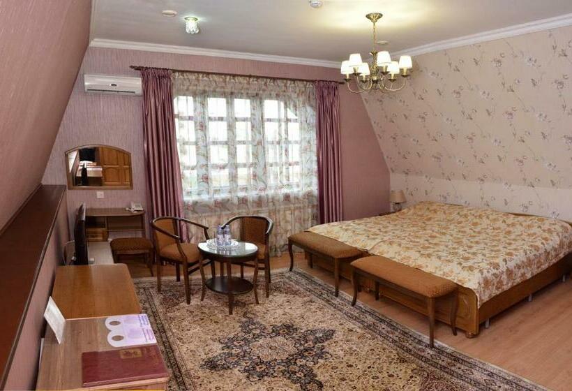 سوییت لوکس, Miss Mari