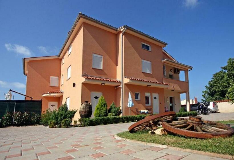 Студио Стандарт Вид на Сад, Villa Mihaela
