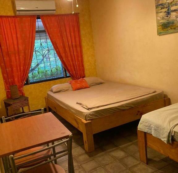 اتاق استاندارد سه تخته با سرویس بهداشتی مشترک, Casa Pura Vida Surf Hostel   Tamarindo Costa Rica