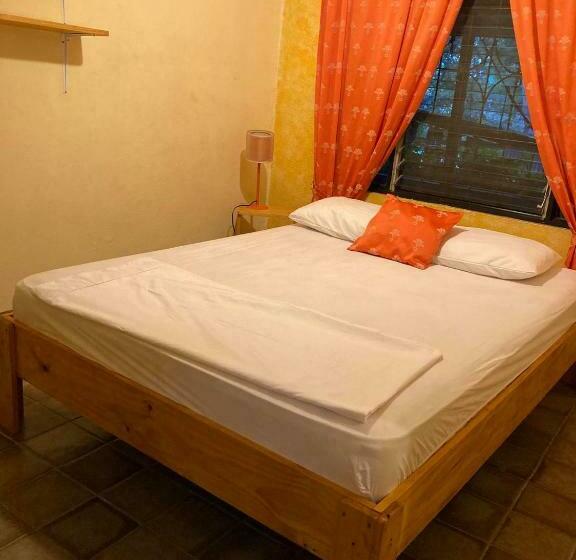 اتاق استاندارد با سرویس بهداشتی مشترک, Casa Pura Vida Surf Hostel   Tamarindo Costa Rica