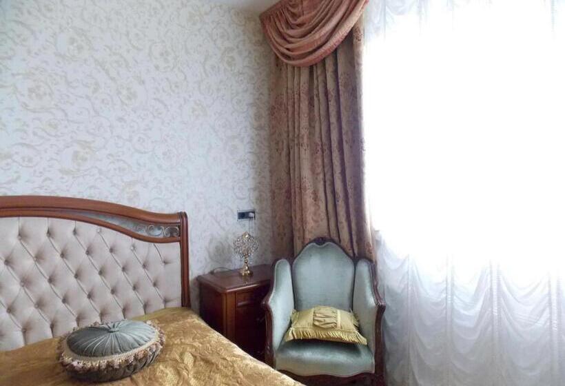 اتاق استاندارد, Weena House