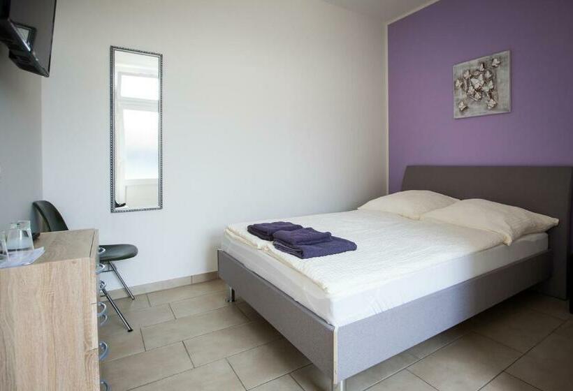 اتاق استاندارد, Motel Schlegel