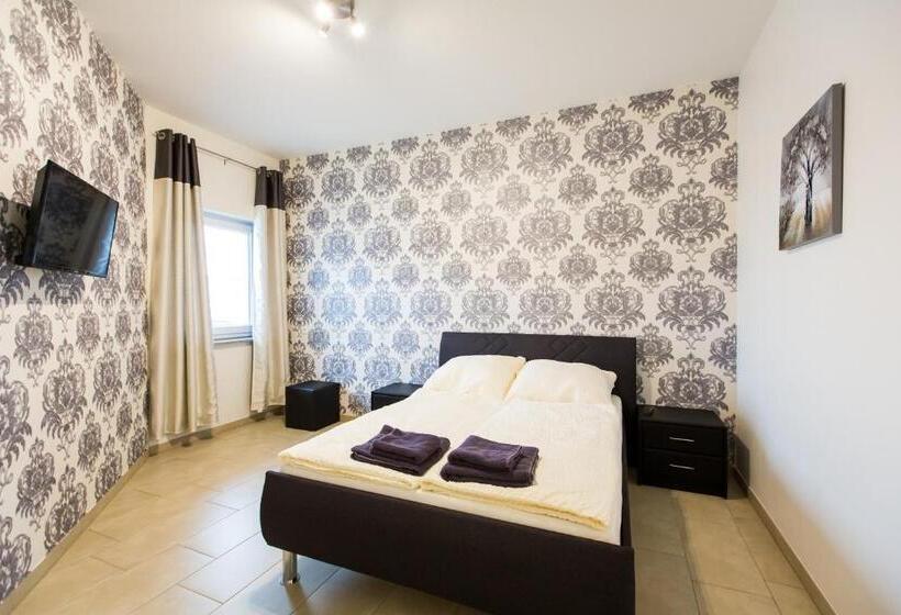 اتاق استاندارد, Motel Schlegel