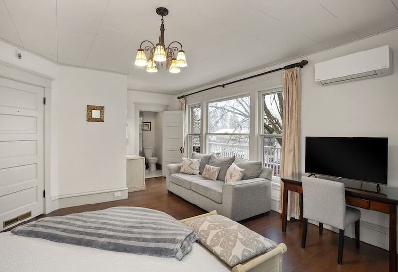 Люкс Повышенной Комфортности, Greenbriar Inn