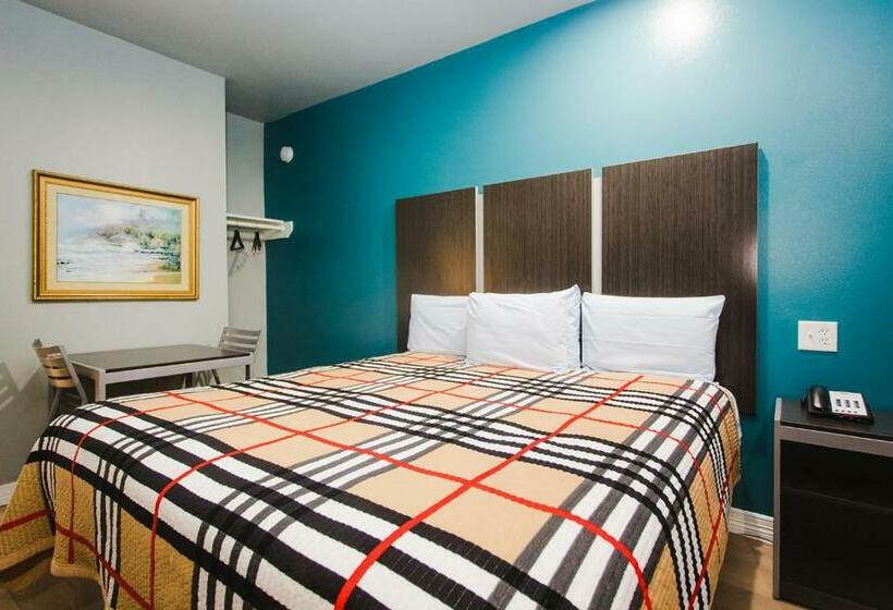 חדר סטנדרט עם מיטת קינג, Econo Lodge Inn & Suites