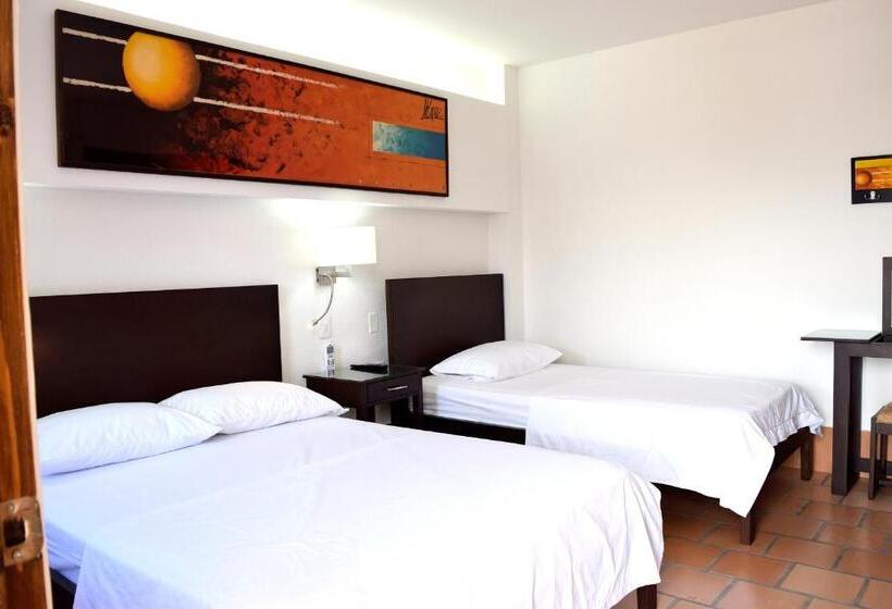 디럭스 트리플 룸, Chrisban Hotel Boutique