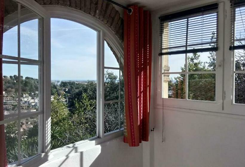 اتاق اساندارد با چشم‌انداز جانبی به دریا, Chambres D'hôtes Les Terrasses Du Soleil